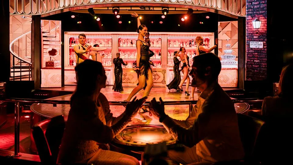 Show Lounge med scene og lys ombord MS Color Magic